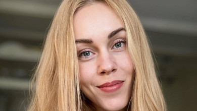 Тополя на осонні блиснула голими ніжками в горошковому міні. Фото