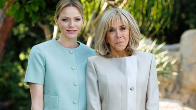 Княгиня Шарлін у пастельному Dior похвалилася своїм садом дружині Макрона у Louis Vuitton. Фото