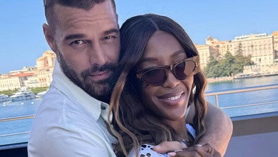 Наомі Кемпбелл у бікіні грайливо потанцювала з Рікі Мартіном на яхті в Італії. Фото