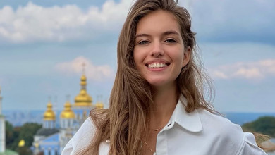 Кучеренко у жовтому бікіні пораділа сонячному липню на одеському пляжі. Фото