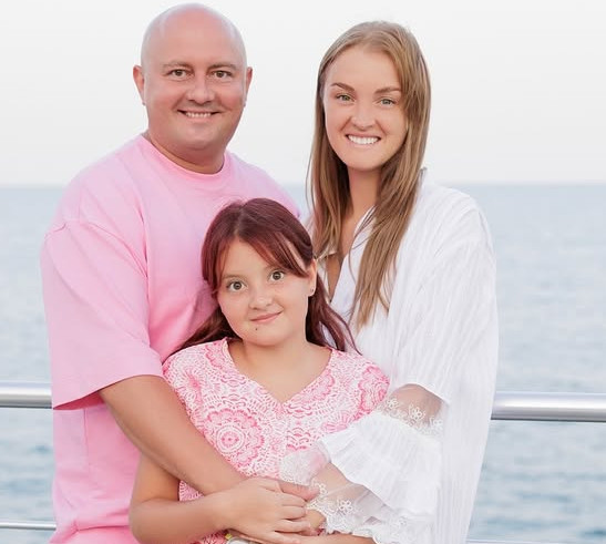 Юрій Ткач показався з дружиною та 10-річною дочкою на ніжних фото