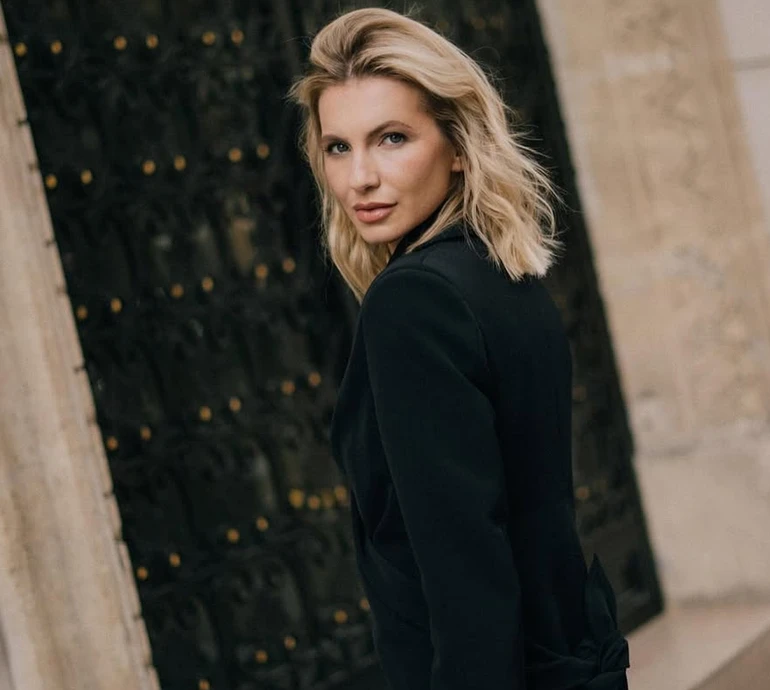 Юрушева у монокіні показала ідеально недосконалу себе на стильних ч/б фото