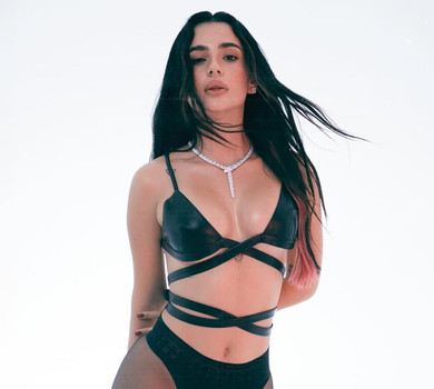 Трінчер вразила тим, як виглядає її тіло після виступу в латексному костюмі. Відео