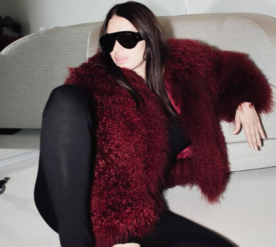 Дружина Усика у лосинах і пишній шубці ефектно попозувала на підлозі гримерки. Фото