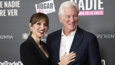 76-річний Річард Гір із теплим шаликом та його дружина в total black засвітилися на прем'єрі в Мадриді. Фото