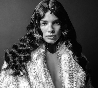 Андраде в пір'яній шубі на голе тіло блиснула грудьми на ч/б фото