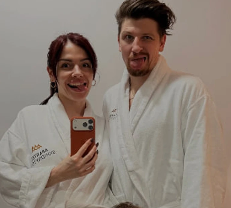 MamaRika з голими грудьми заселфилася після обгортання і масажу та показала чоловіка у кріокамері