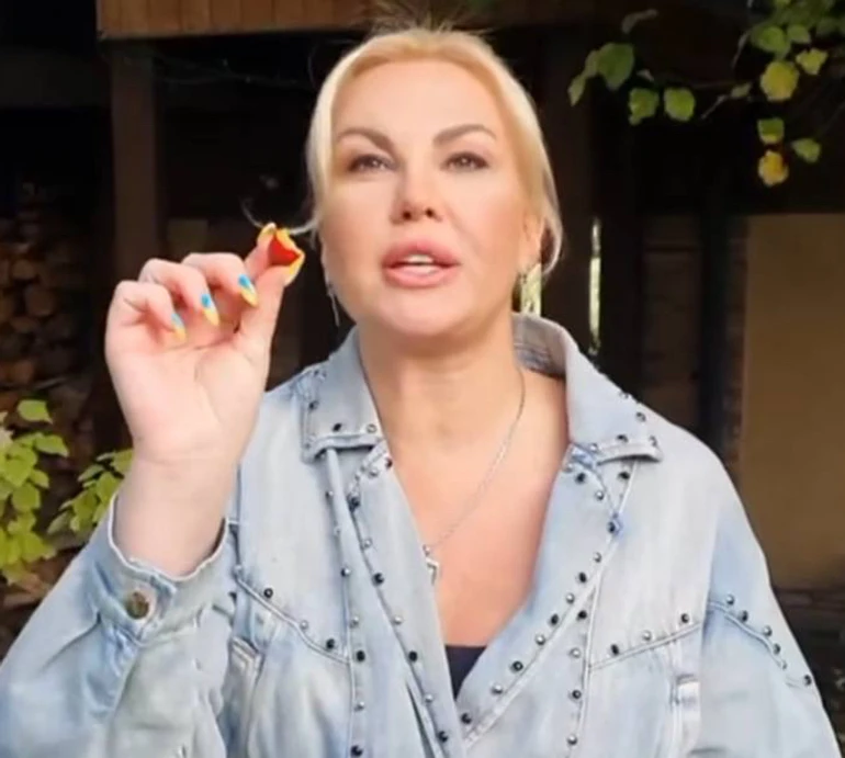 Камалія в джинсовому тотал-луці посмакувала дарами осені коло свого будинку