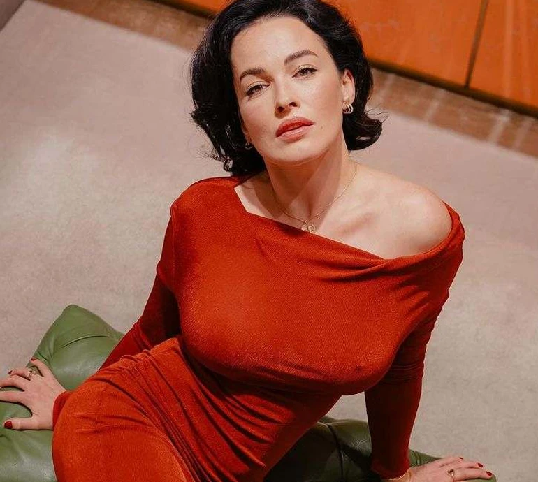 Червона чи чорна? Астаф'єва млосно попозувала у обтислих платтях