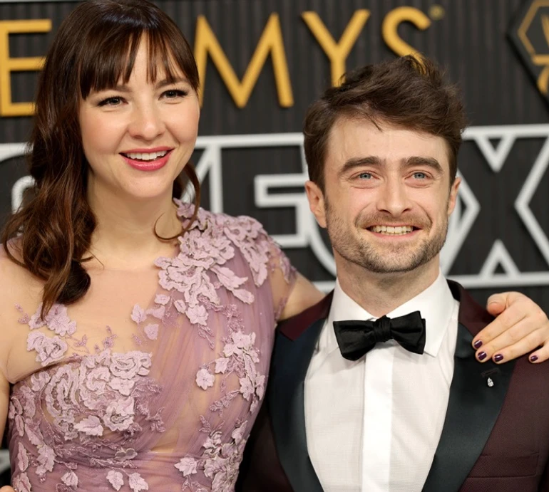 Чепурні Редкліфф та його наречена попозували на премії у Лос-Анджелесі. Фото