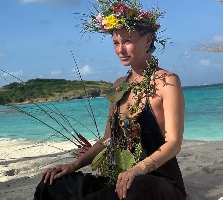 Кейт Мосс у вінку зустріла 50-річчя з дочкою й подругами на острові. Фото