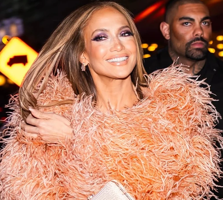 Декольте, шуба і яскравий макіяж: Лопес вигуляла ефектний персиковий лук на Бродвеї. Фото