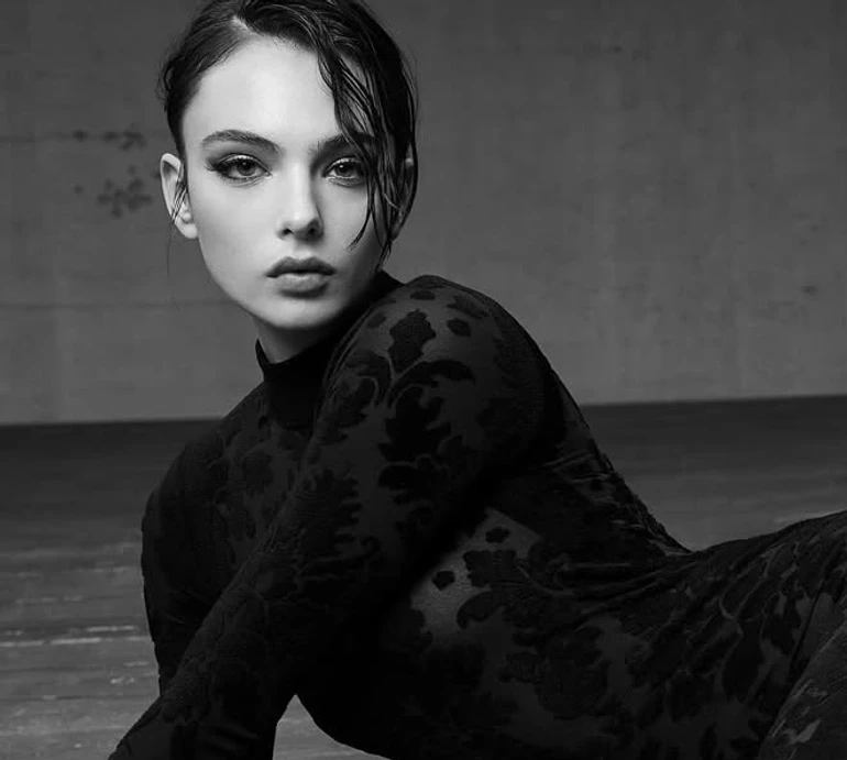 Дева Кассель у прозорому комбінезоні покричала для ефектних фото в глянці