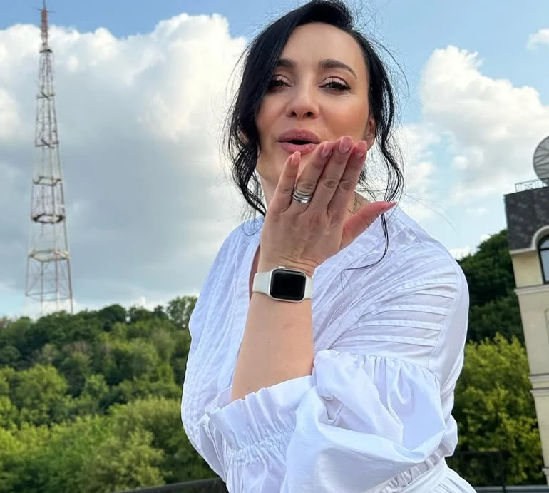 Неможливо не пишатися: наречений Вітвіцької привітав її з 45-річчям, а вона у білій сукні попозувала на балконі. Фото