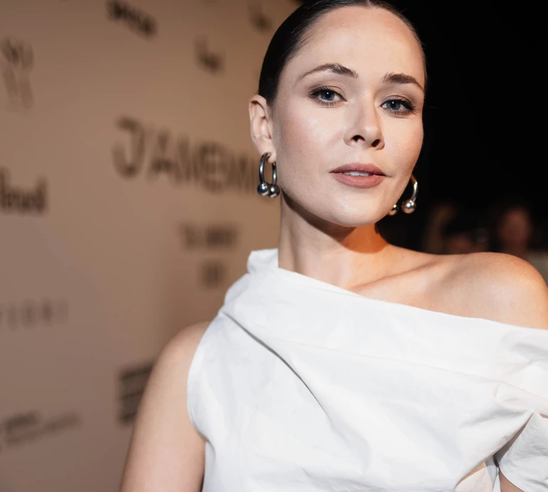 Саніна в асиметрії і Різатдінова в чорному міні: луки зіркових гостей Ukrainian Fashion Week