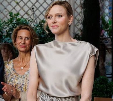 Перламутр з плетеним паском та помаранчеві квіти: княгиня Шарлін вигуляла два елегантні луки. Фото