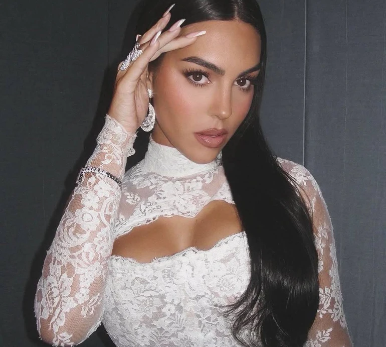 Наречена Роналду в шортиках і топі похизувалася рельєфним пресом. Фото