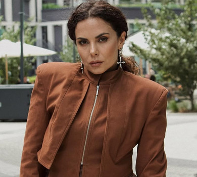 Час відчувати: Каменських у міні та високих чоботах посвітила ногами на осінніх фото