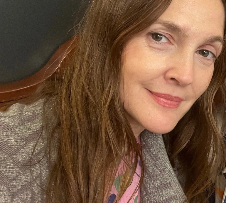 Старіння - це привілей: 50-річна Дрю Беррімор без макіяжу показала зморшки крупним планом. Відео