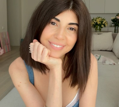 Ніяких понтів: 42-річна Мусіна у волохатій шубі весело з'їхала з гірки на санчатах