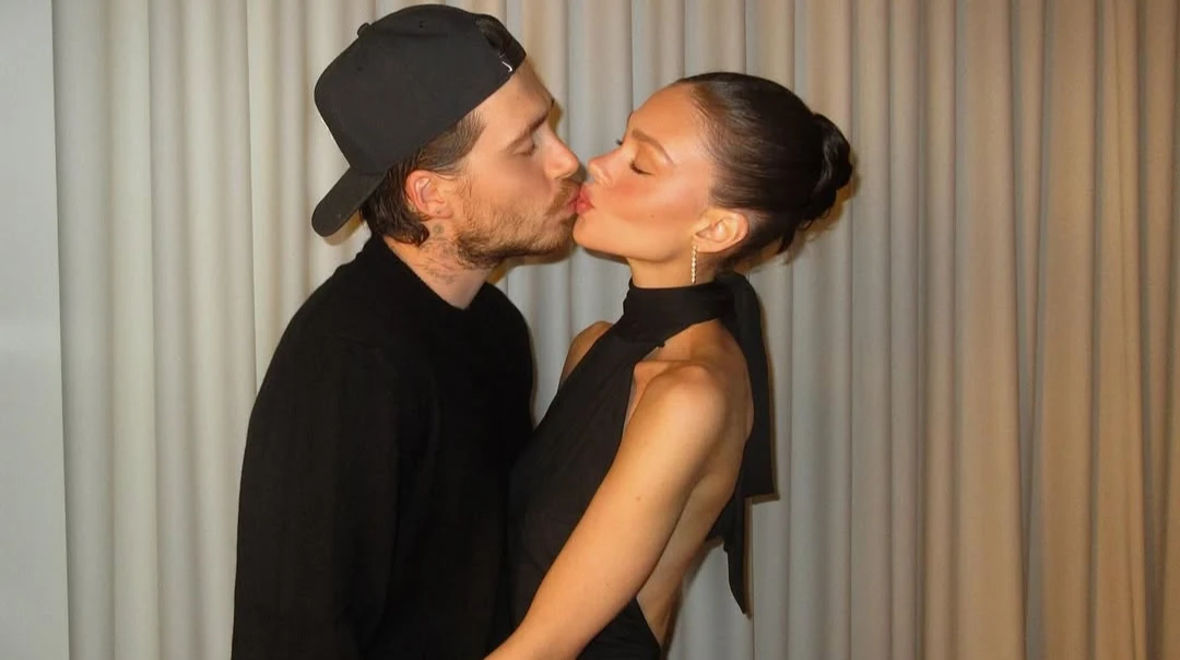 Бруклін Бекхем у костюмі з дружиною у вінтажній сукні пообіймалися на вечірці Елтона Джона для стильного ч/б