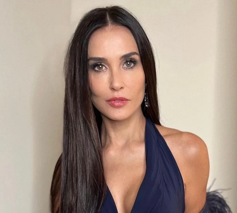 Демі Мур у купальнику покрасувалася під бризками водоспаду. ФОТО