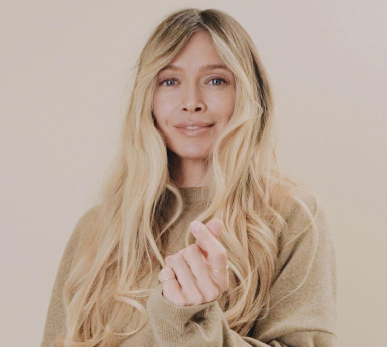 Спорт+їжа: Брежнєва в обтислому ромпері покрутилася перед дзеркалом