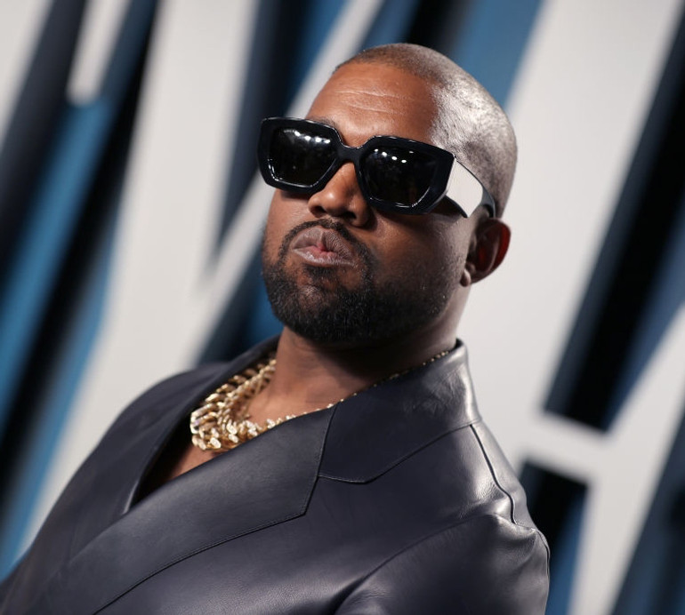 Дружина Каньє Веста епатувала артвиставку голим луком із ведмедем. ФОТО