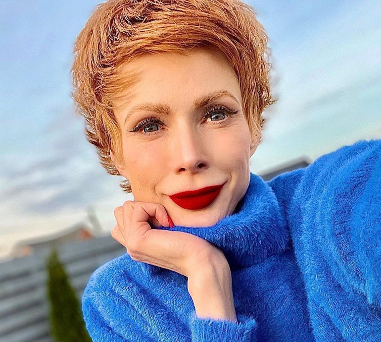 Освоїла лише одну позу: Лебідь насмішила мережу спробами зайнятися йогою. Фото