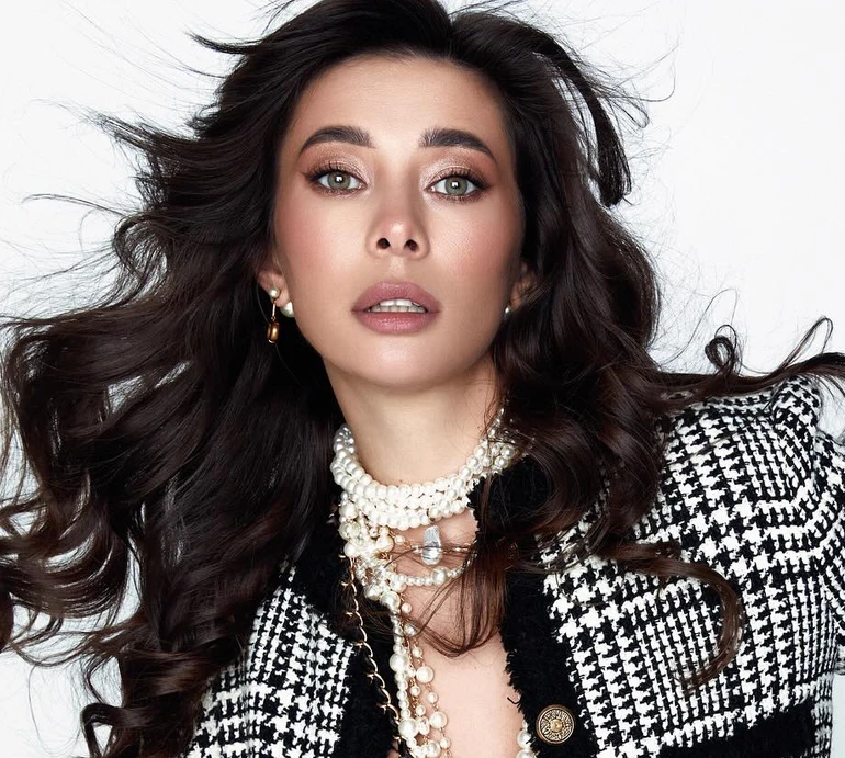 Неплях у стилі Chanel посвітила ногами в коротеньких шортах і перлах. Фото