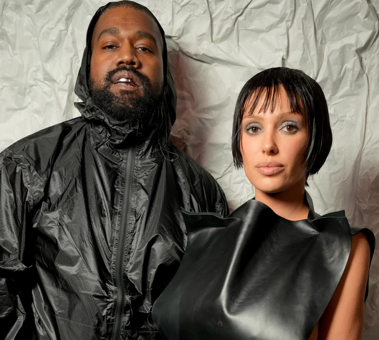 Не залишила місця для уяви: дружина Каньє Веста в Італії прогулялася у сміливому боді. Фото