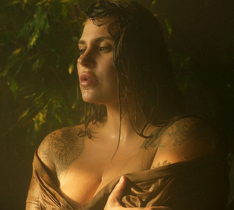 Не соромся показувати свою красу: Заріцька у мокрому вбранні випнула принади для млосних фото