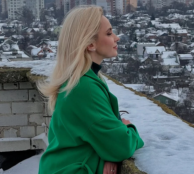 Чи потрібні сьогодні якісь слова?: Ребрик у річницю вторгнення показалася на київському даху та подякувала захисникам