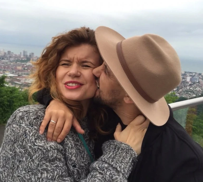 Ти - реально нереальна: Монатік ніжним віршем та спільними фото привітав дружину з 38-річчям