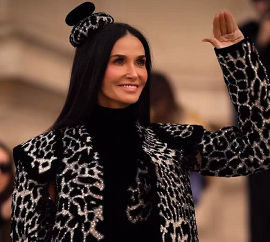 Демі Мур у леопардовому кутюрі в стилі кориди покрасувалася на Тижні моди в Парижі