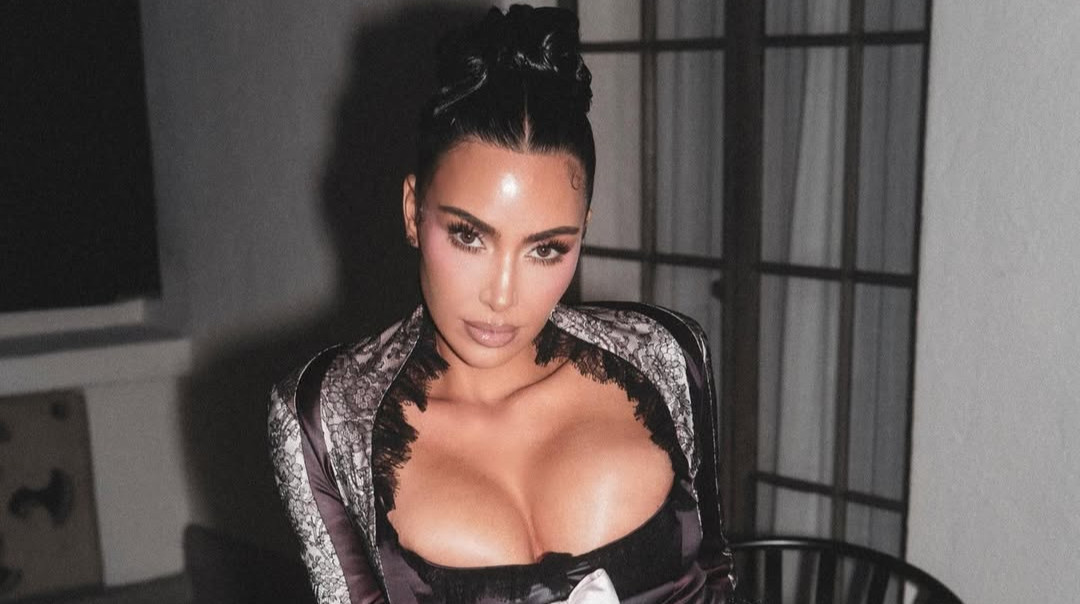 Кардашян у мереживних стрінгах і ліфі похвалилася ласими формами крупним планом. Фото