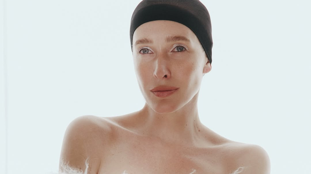 Осадча у волохатій шубі та чорній біні на голові похвалилася стрункою фігурою. Фото