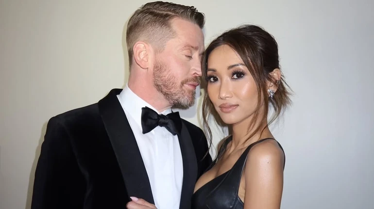 Калкін у піжамі наробив кумедних фото з коханою на відпочинку в улюбленому місці