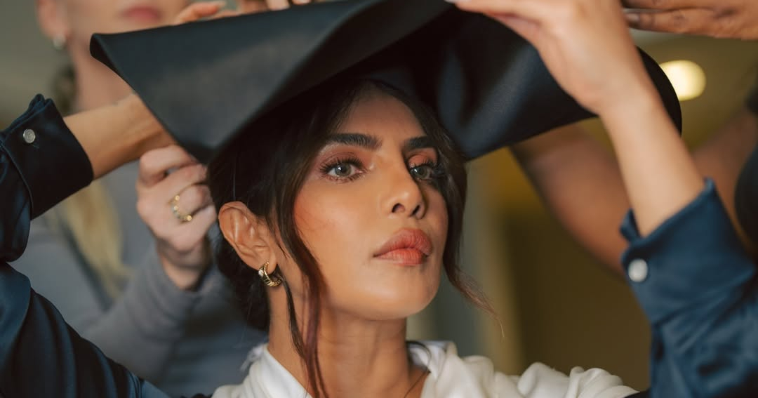 Пріянка Чопра вигуляла два стильних образи у піратському стилі - фото