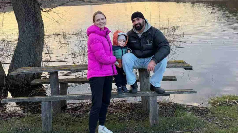 Козловський із дружиною та сином замилували своїм дозвіллям на природі