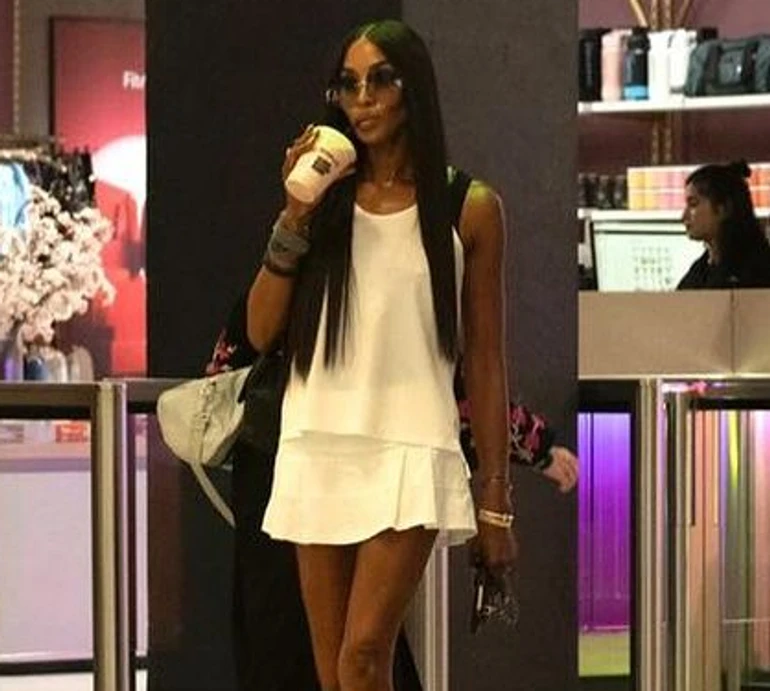 53-річна Кемпбелл у шортах закинула ноги за голову під час тренування. Фото