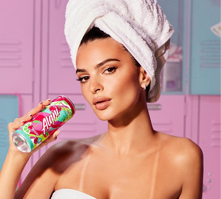 Ратаковскі у купальниках та рушнику на голе тіло попозувала в стилі 80-х