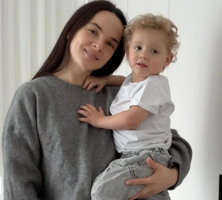 Привітав: Мірошниченко у День матері насмішила ранковою витівкою 3-річного синочка