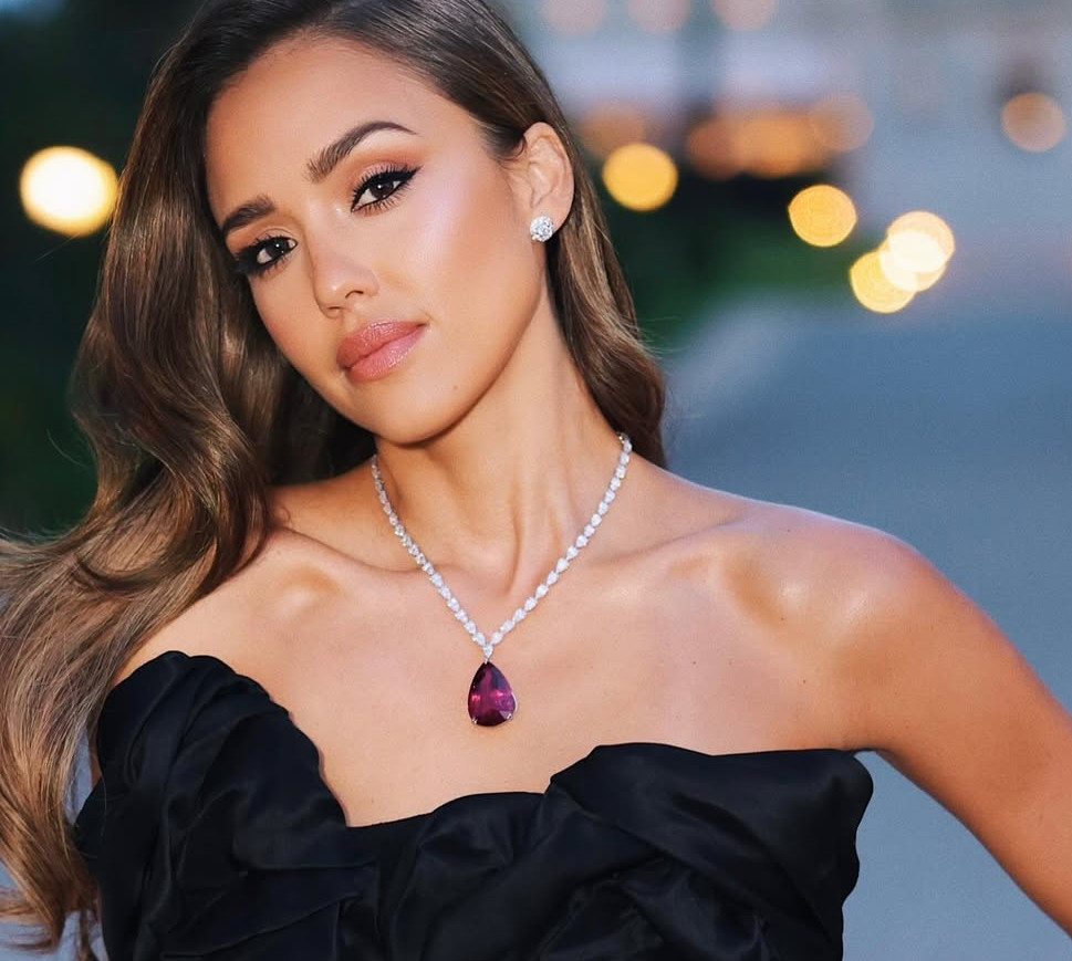 Хиже монокіні та квітковий купальник: Альба похизувалася підтягнутим тілом коло басейну та в сауні. Фото