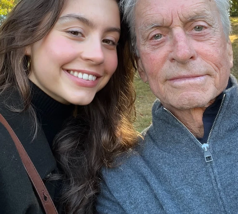 Дугласа зазнімкували з 22-річною дочкою від Зети-Джонс під час святкувань в Іспанії