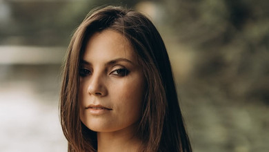 Розчиняюсь, перероджуюсь: Хижняк у звабній сукні на голе тіло занурилася в воду серед латаття