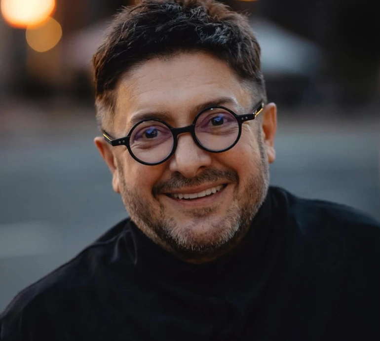 Російське походження, невиліковна хвороба і перший шлюб: цікаве з життя ведучого Олексія Суханова