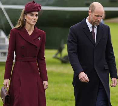 Міддлтон у бордовому платті-пальті та з брошкою Діани привітала Трампа з дружиною в трендовому капелюсі. Фото