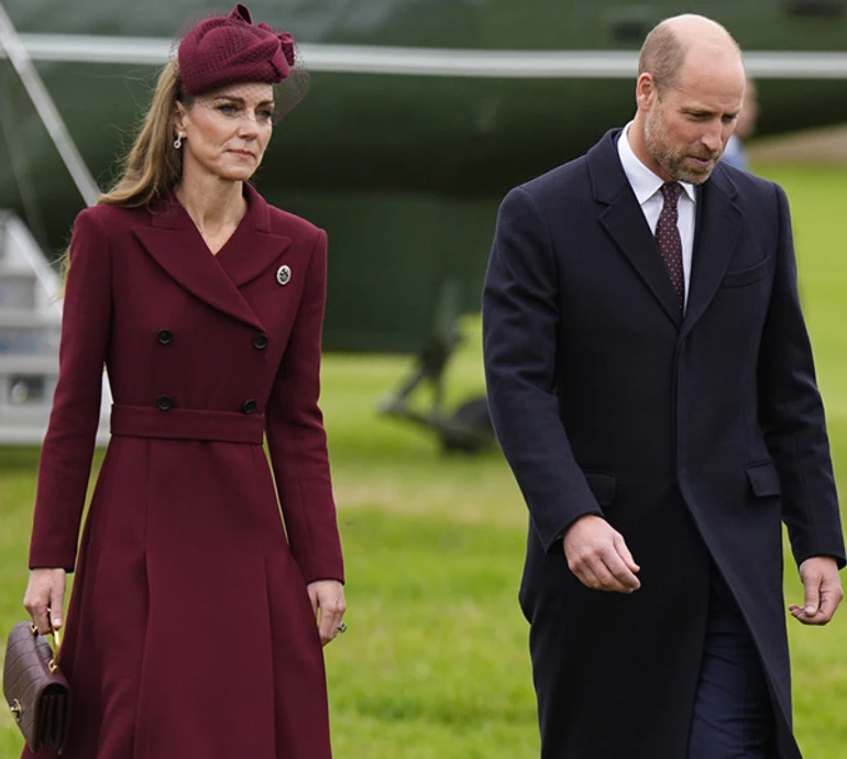 Міддлтон у бордовому платті-пальті та з брошкою Діани привітала Трампа з дружиною в трендовому капелюсі. Фото