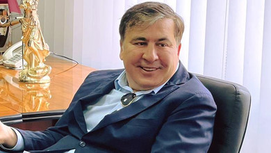 Волонтерить у Індії та готується вступати в американський виш: Саакашвілі помилувався 20-річним сином. Фото